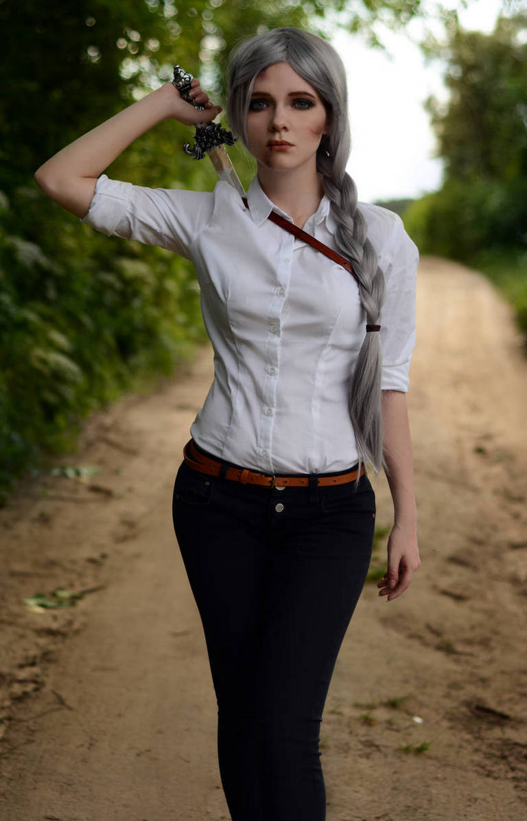 The Witcher 3 - Wild Hunt - Ciri (Cirilla Fiona Elen Riannon) (Casual) (Concept) Cosplay full length photo