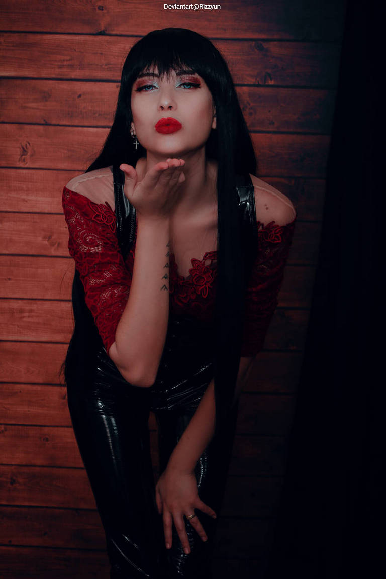 Bianca Bordeaux Original Vision Cosplay full body portrait