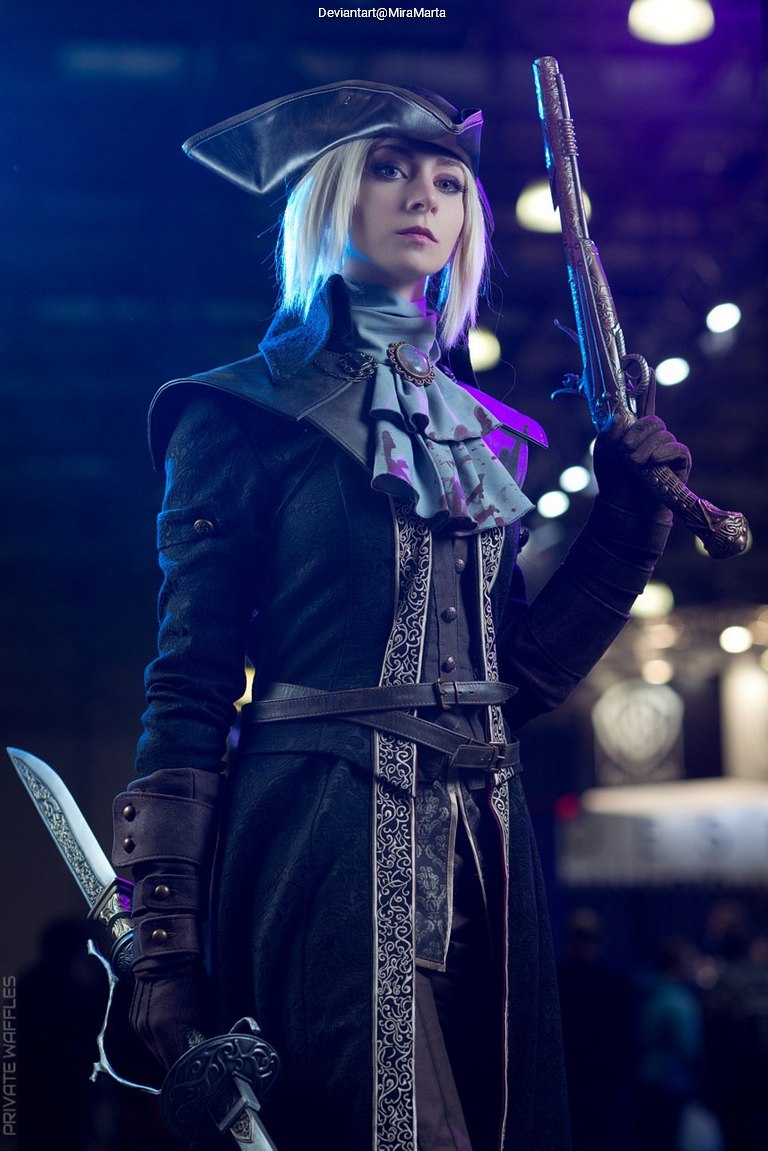 Bloodborne - Hunter Cosplay - full body character photo