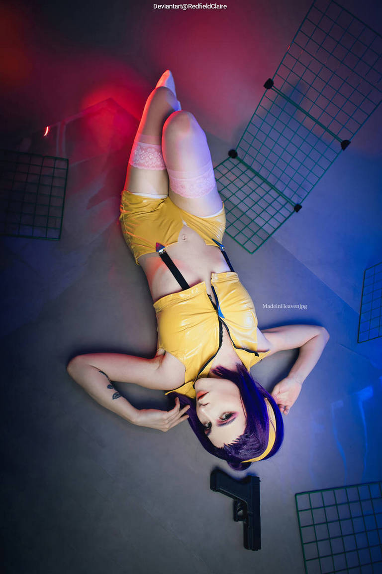 Cowboy Bebop - Faye Valentine (Lady Luck) Cosplay character costume portrait