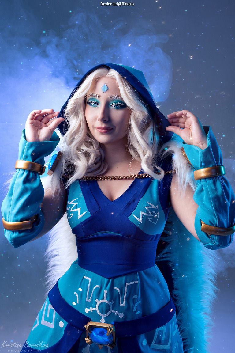 Dota 2 - Rylai (Crystal Maiden) (Heart of the North) Cosplay - soft focus shot
