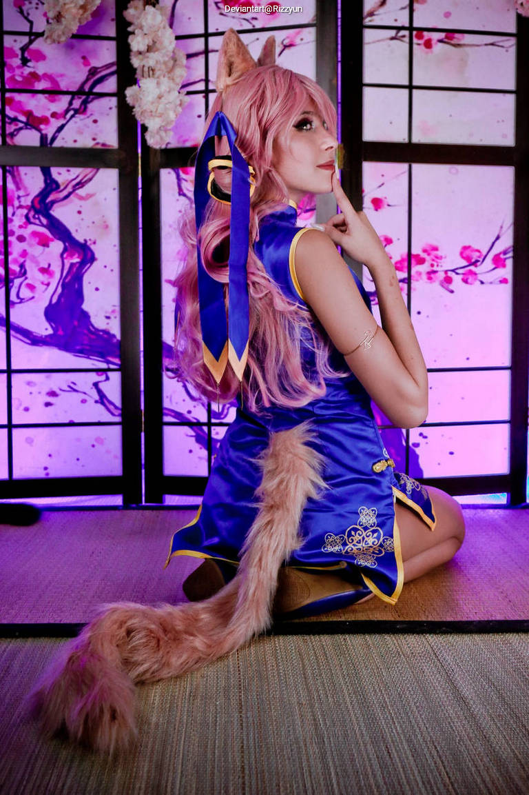 Fate Grand Order - Tamamo no Mae (Fox Priestess of Peerless Beauty) Cosplay full length photo