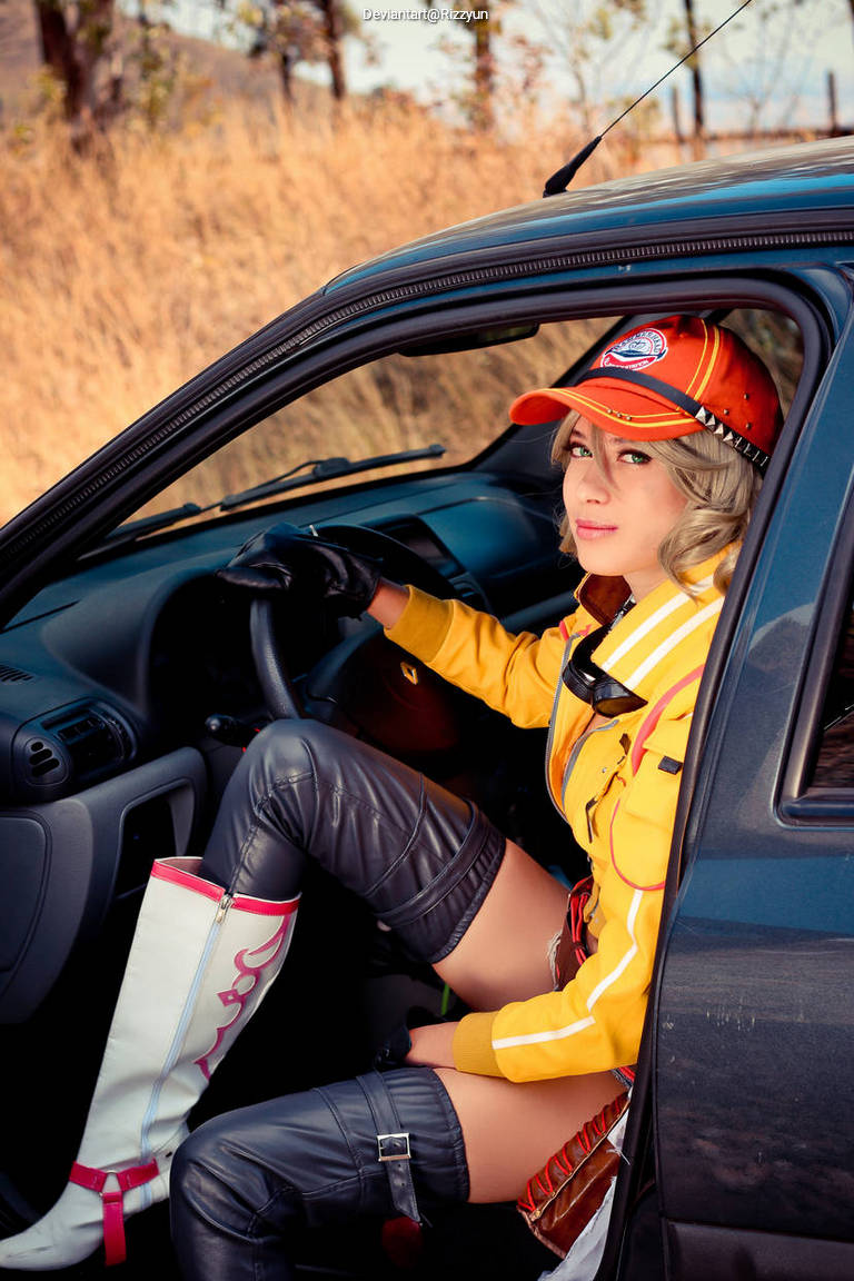 Final Fantasy 15 - Cindy Aurum Cosplay full body character photo