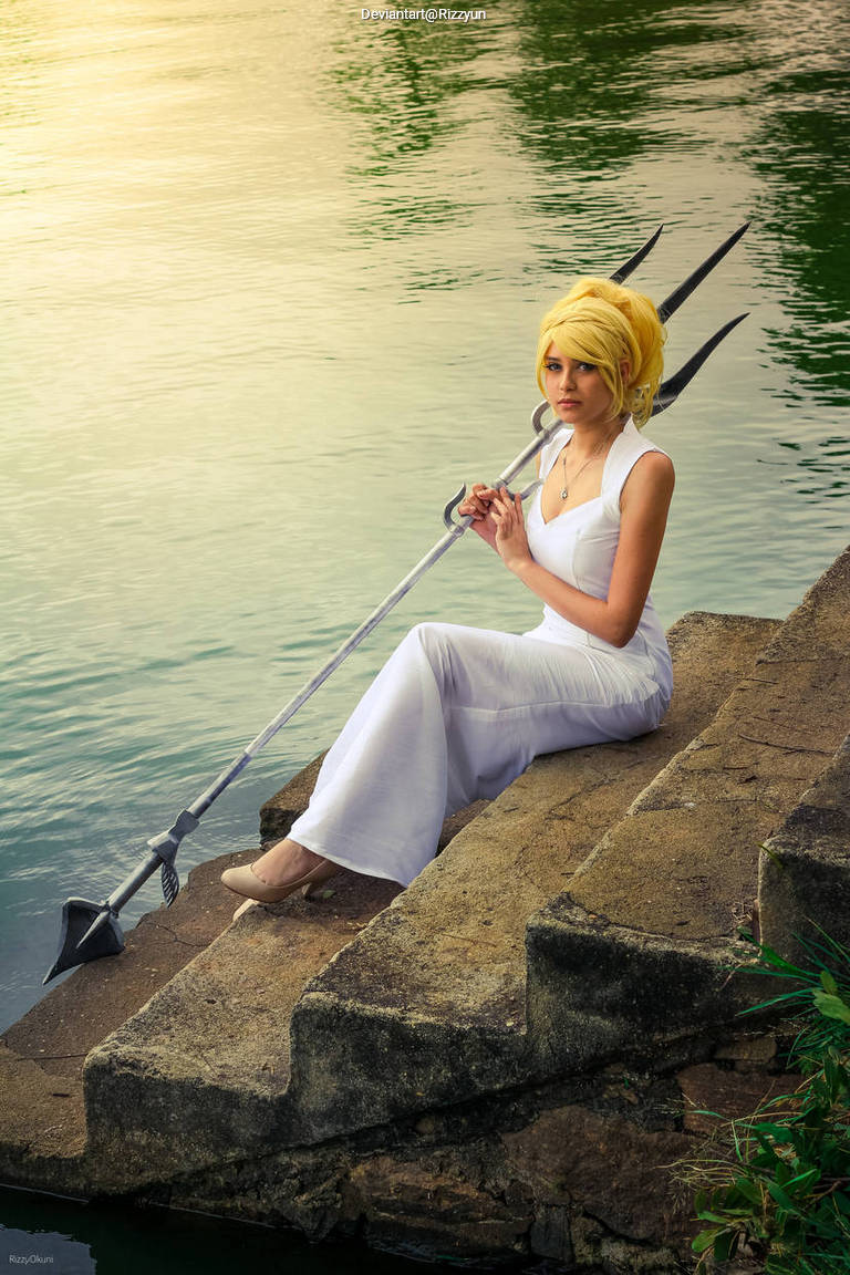 Final Fantasy 15 - Lunafreya Nox Fleuret (Luna) Cosplay - costume portrait