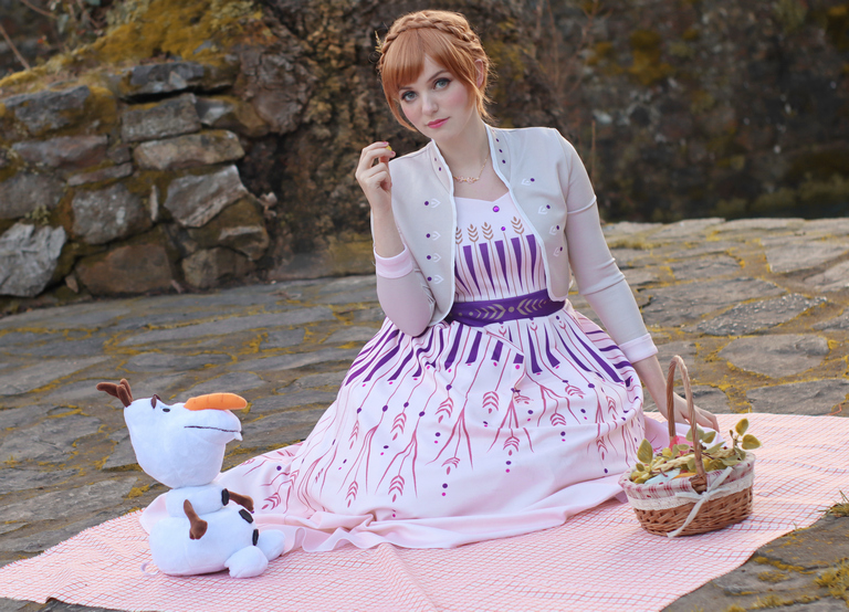 Frozen - Anna Cosplay full body portrait
