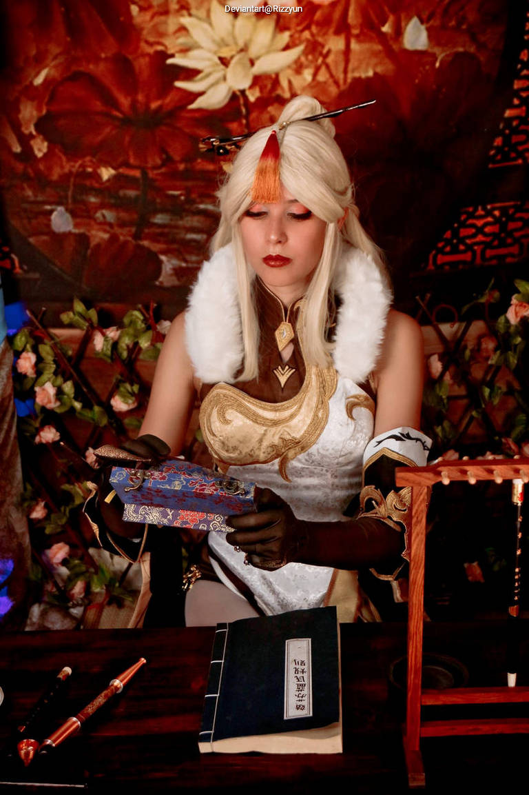 Genshin Impact - Ningguang (Gold Leaf and Pearly Jade) Cosplay - delicate portrait