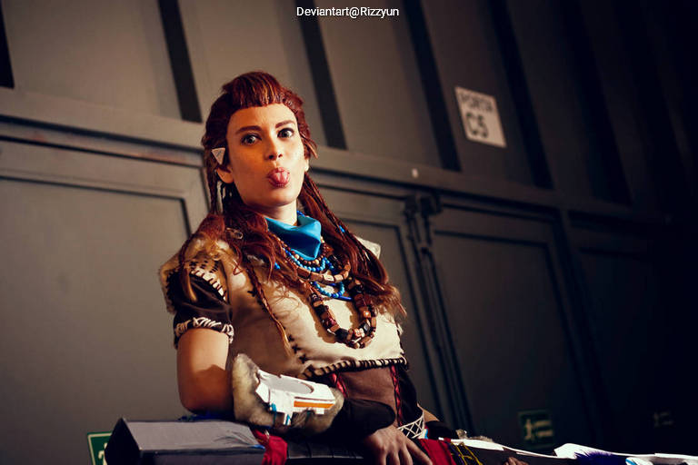Horizon - Zero Dawn - Aloy (Carja Blazon) Cosplay character costume portrait