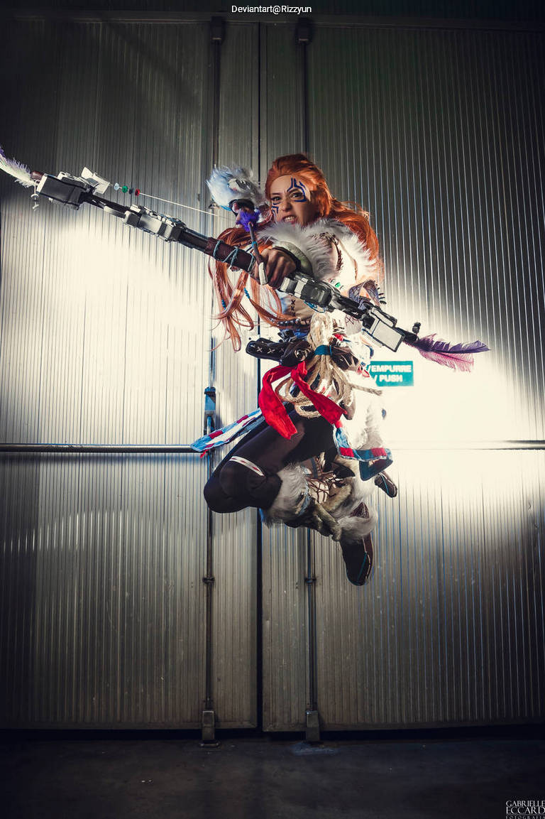 Horizon - Zero Dawn - Aloy (Carja Blazon) Cosplay full length photo