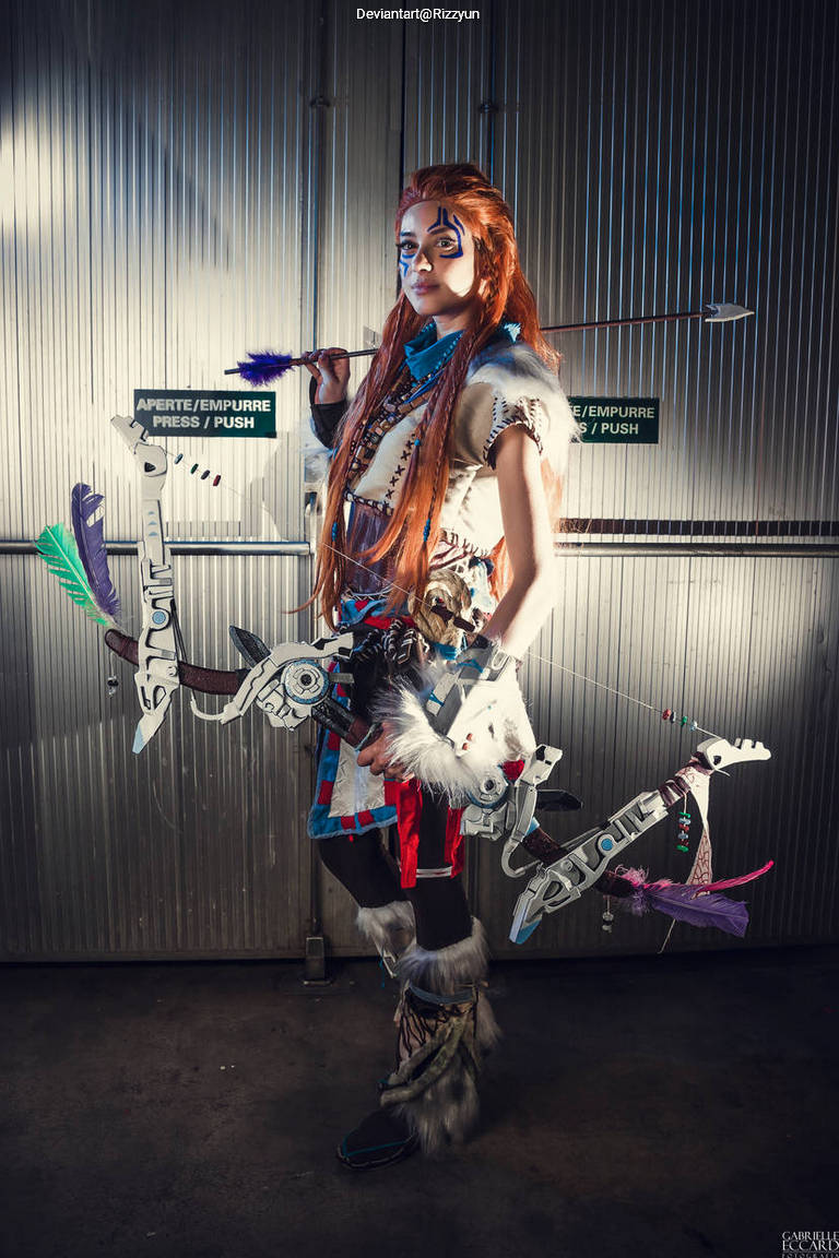 Horizon - Zero Dawn - Aloy (Carja Blazon) Cosplay full body character photo