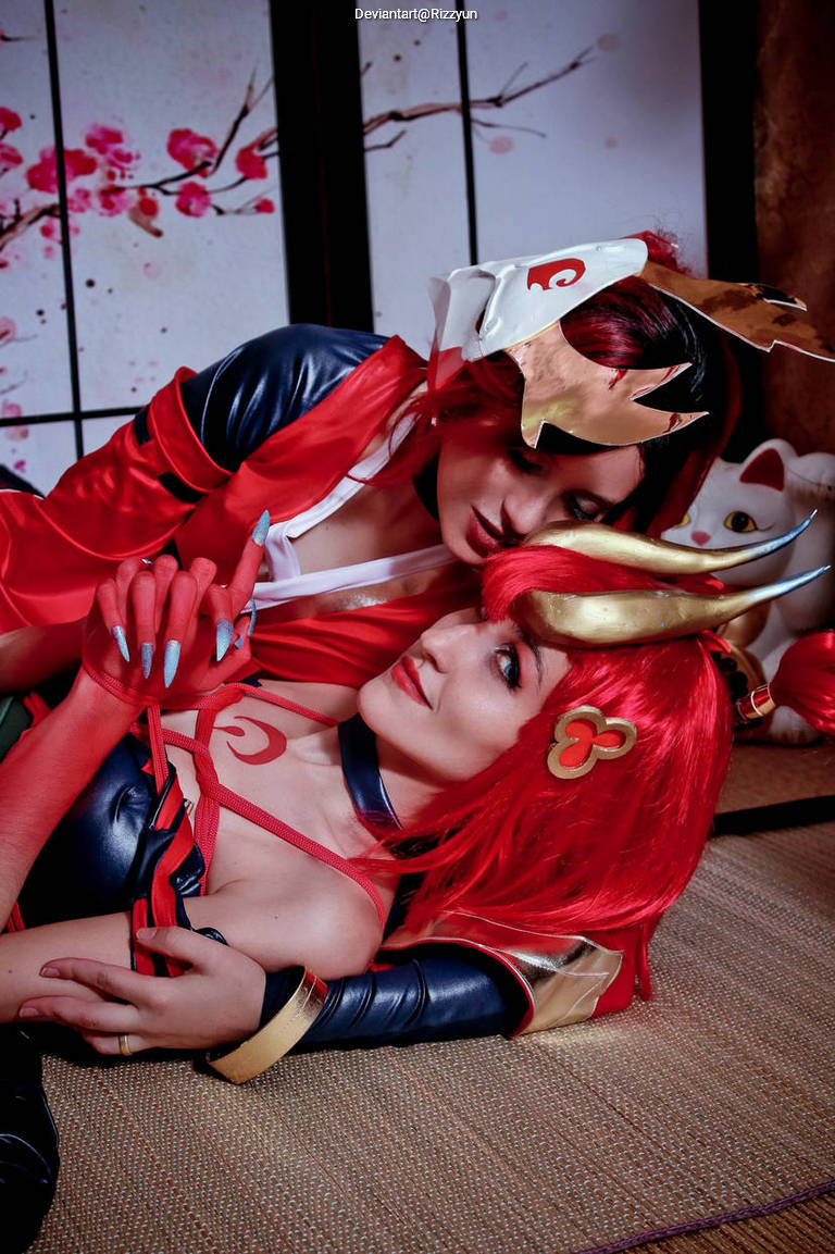 League of Legends - Akali (Akali Jhomen Tethi) (Bloodmoon) & Evelynn (Agonys Embrace) (Bloodmoon) Cosplay full body portrait