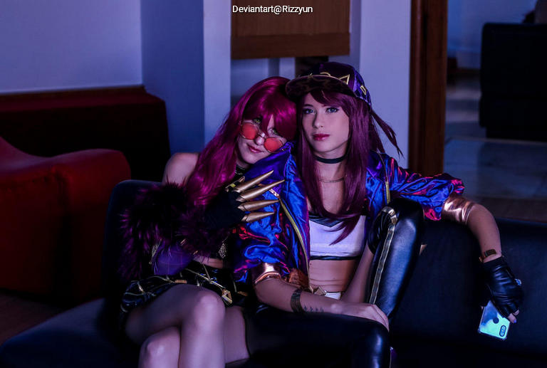 League of Legends - Akali (Akali Jhomen Tethi) (KDA) & Evelynn (Agonys Embrace) (KDA) Cosplay full body character photo