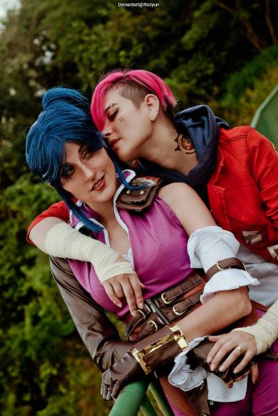 League of Legends - Vi (Violet) (The Piltover Enforcer) (Arcane Undercity) & Caitlyn Kiramman (The Sheriff of Piltover) (Arcane Commander) Cosplay