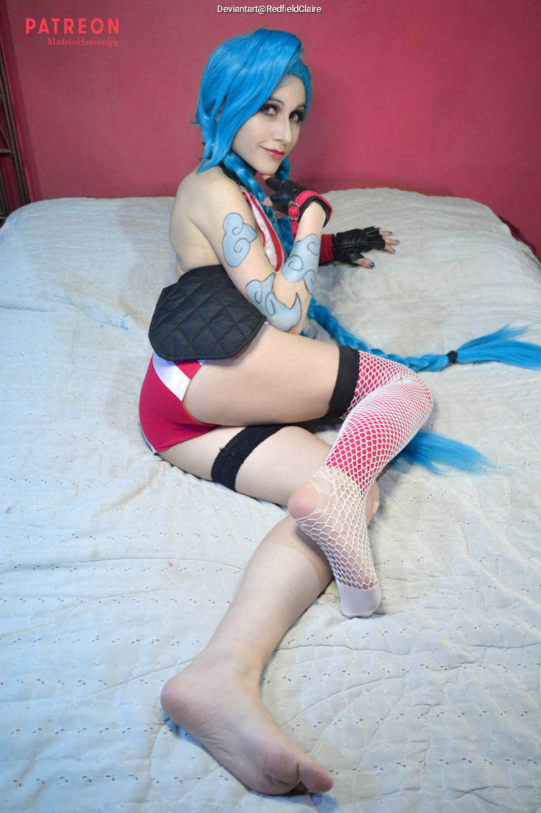 League of Legends - Jinx (The Loose Cannon) Cosplay full body portrait