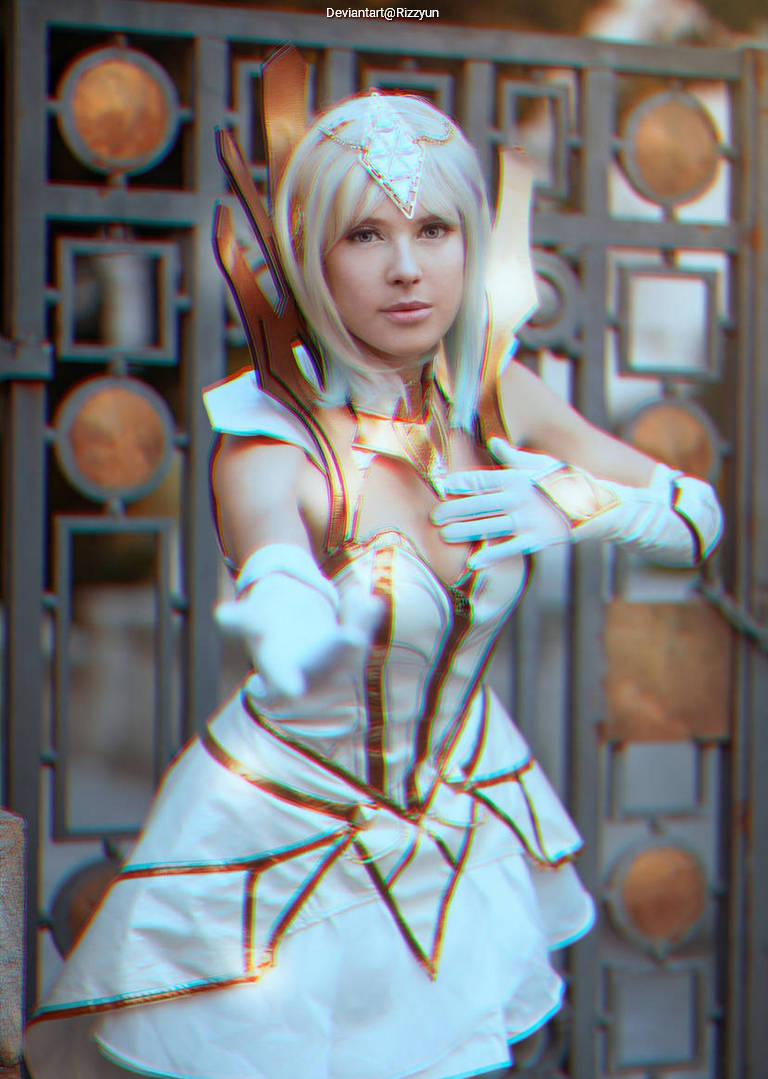 League of Legends - Lux (Elementalist) Cosplay full body character photo