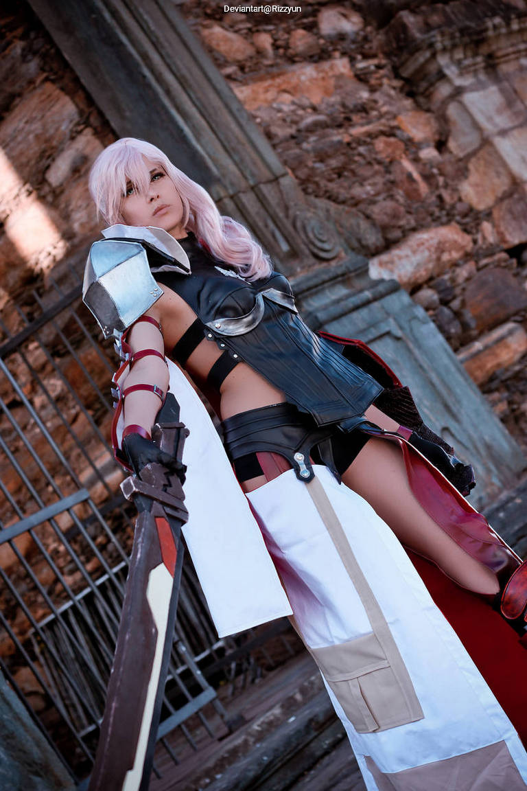 Lightning Returns - Final Fantasy 13 - Lightning (Claire Farron) Cosplay full length photo