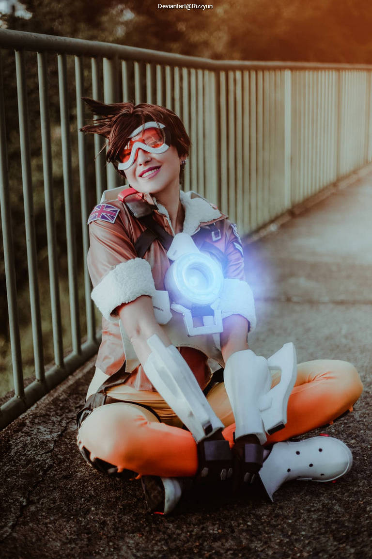 Overwatch - Tracer (Lena Oxton) Cosplay full body portrait