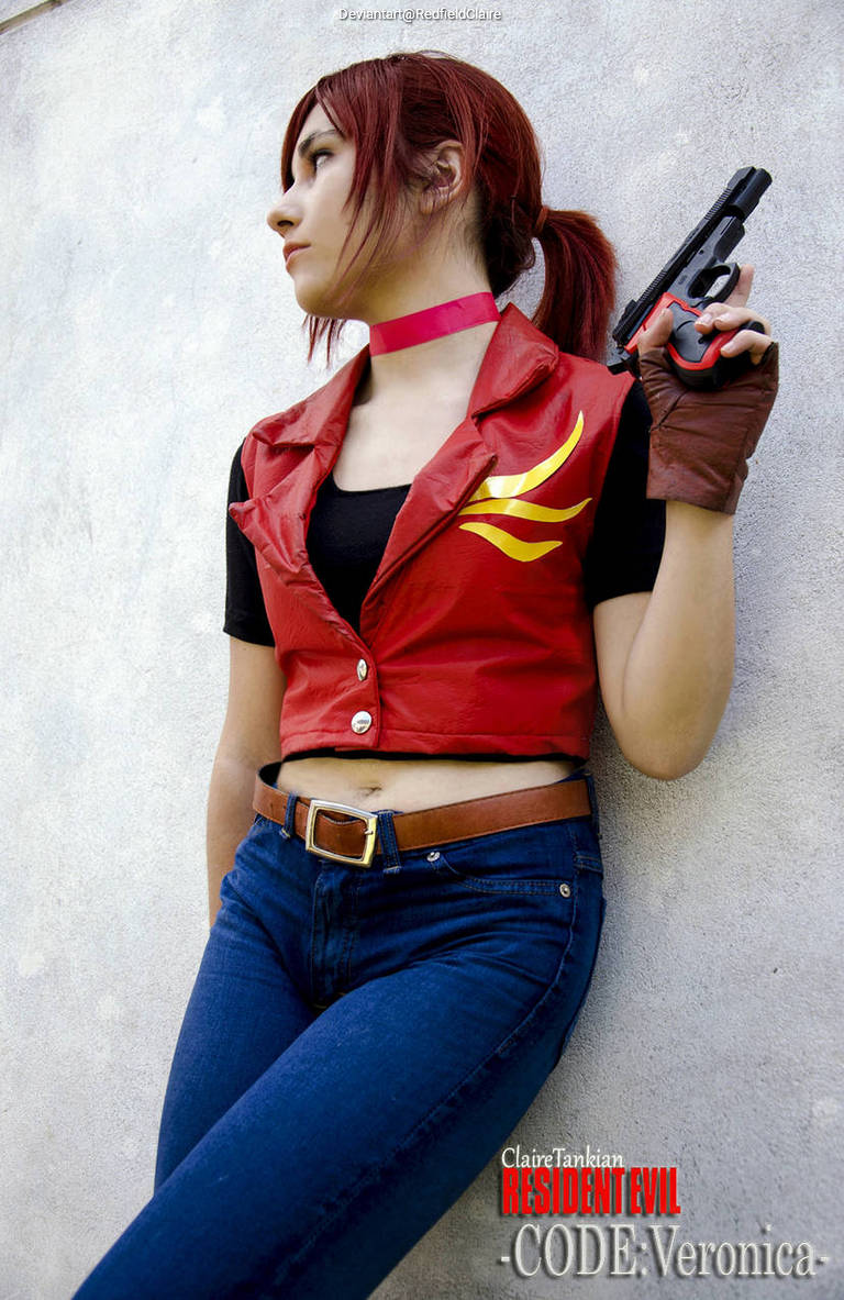 Resident Evil - The Mercenaries 3D -  Claire Redfield Cosplay full body character photo
