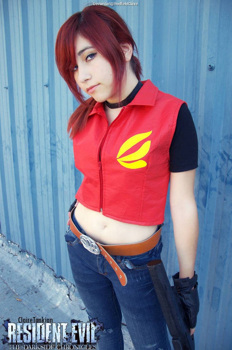 Resident Evil - The Mercenaries 3D -  Claire Redfield Cosplay full length photo