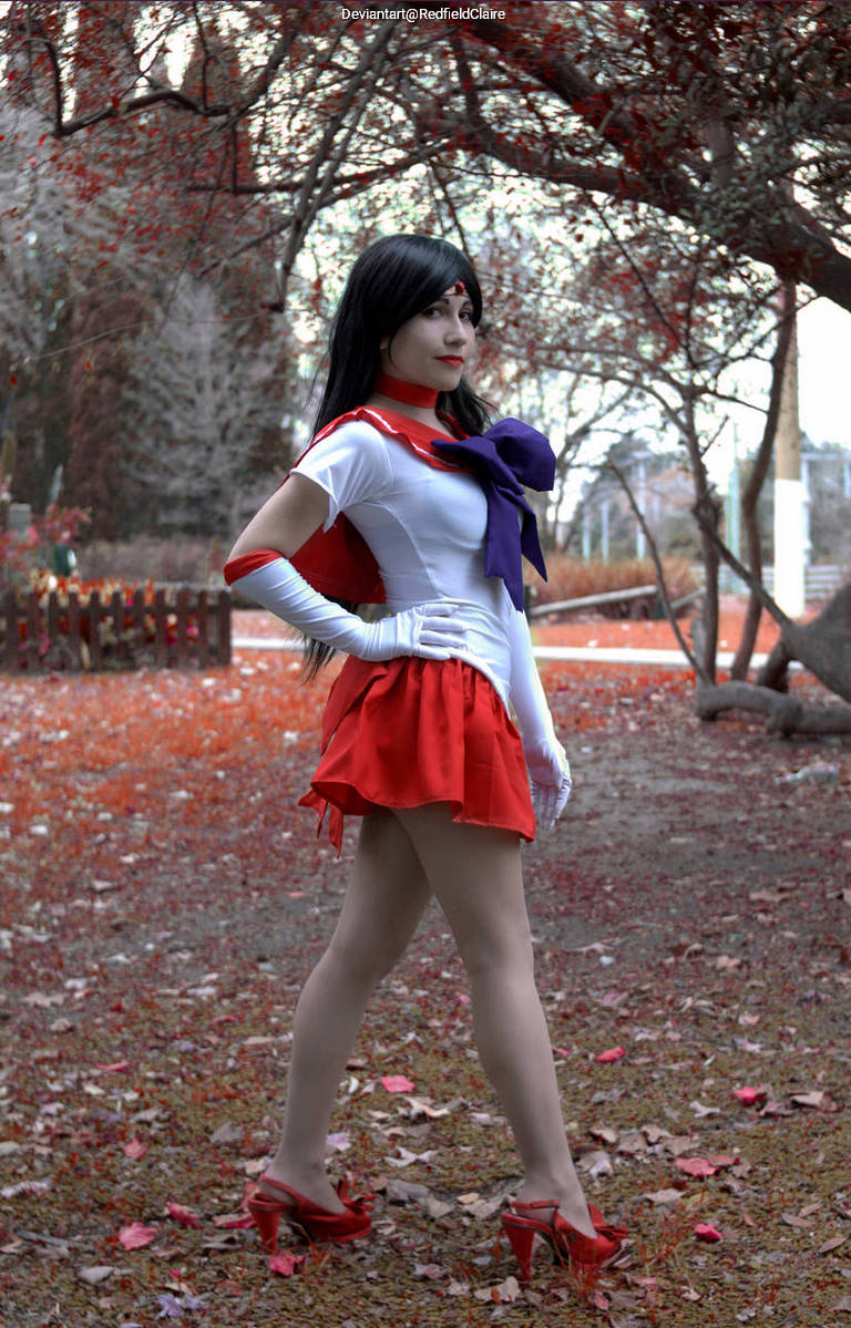 Sailor Moon - Rei Hino (Sailor Mars) Cosplay full body portrait