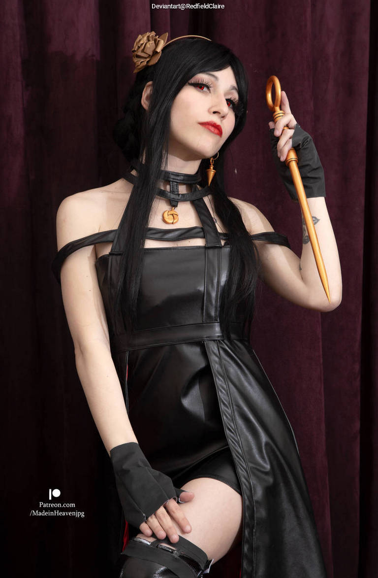 Spy &times; Family - Yor Forger (Thorn Princess) Cosplay - artistic framing
