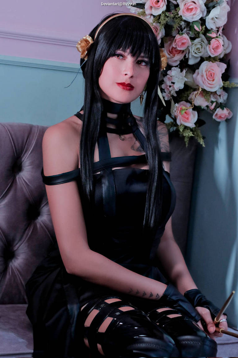 Spy × Family - Yor Forger (Thorn Princess) Cosplay full length photo