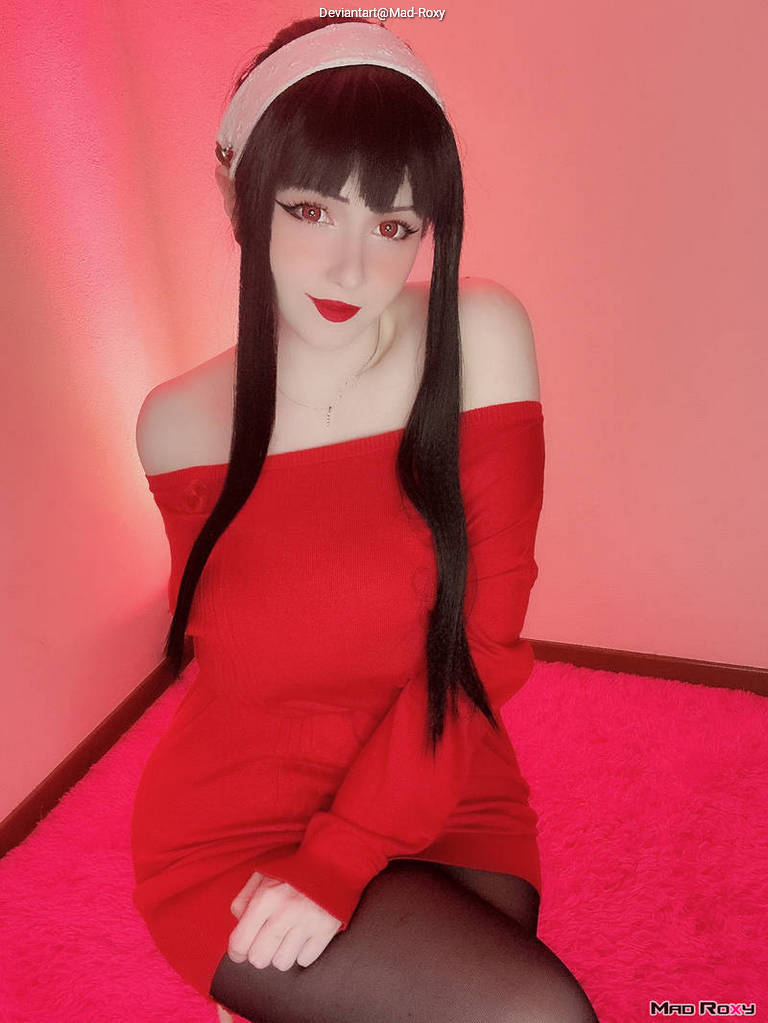 Spy × Family - Yor Forger (Thorn Princess) Cosplay full body portrait