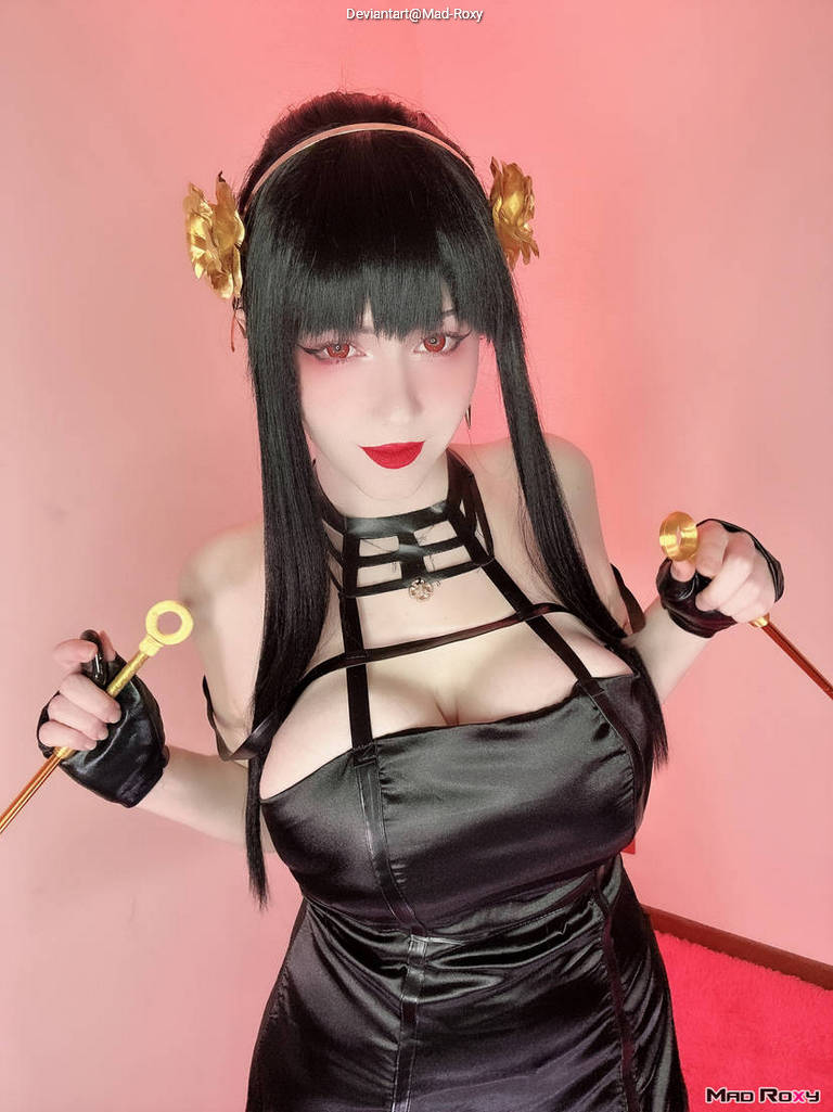 Spy × Family - Yor Forger (Thorn Princess) Cosplay full length photo