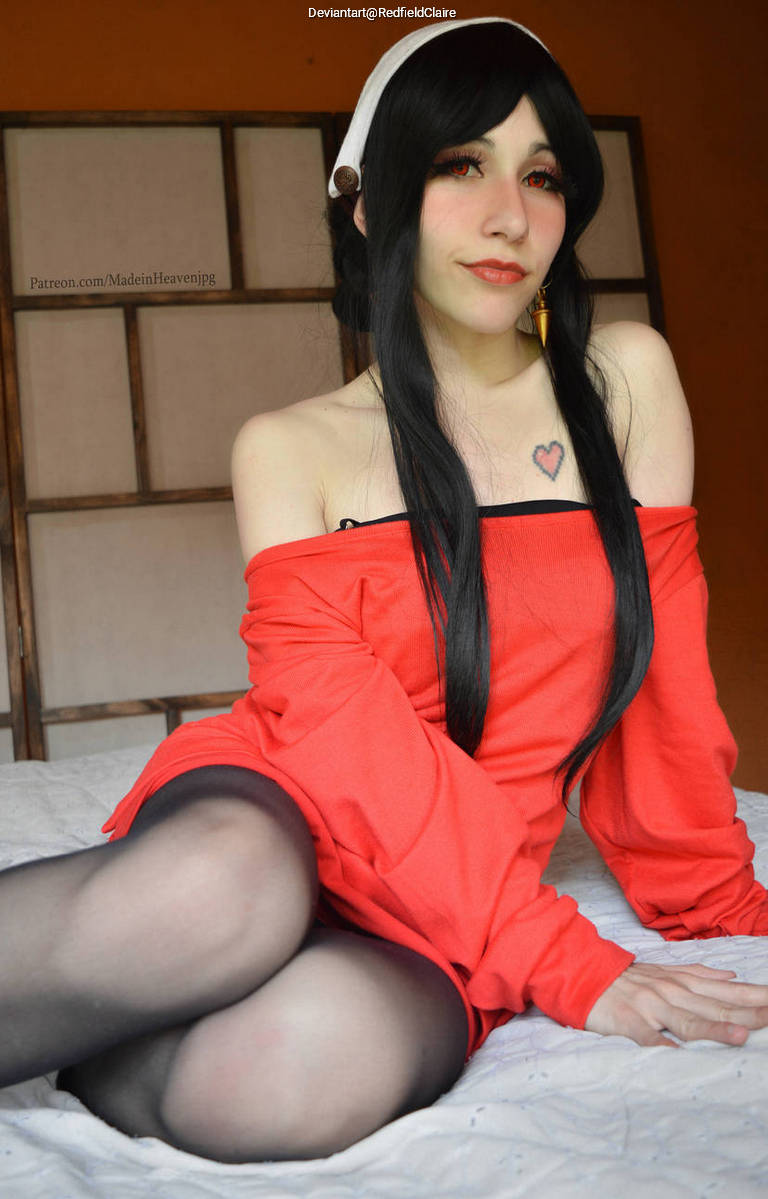Spy × Family - Yor Forger (Thorn Princess) Cosplay full body portrait