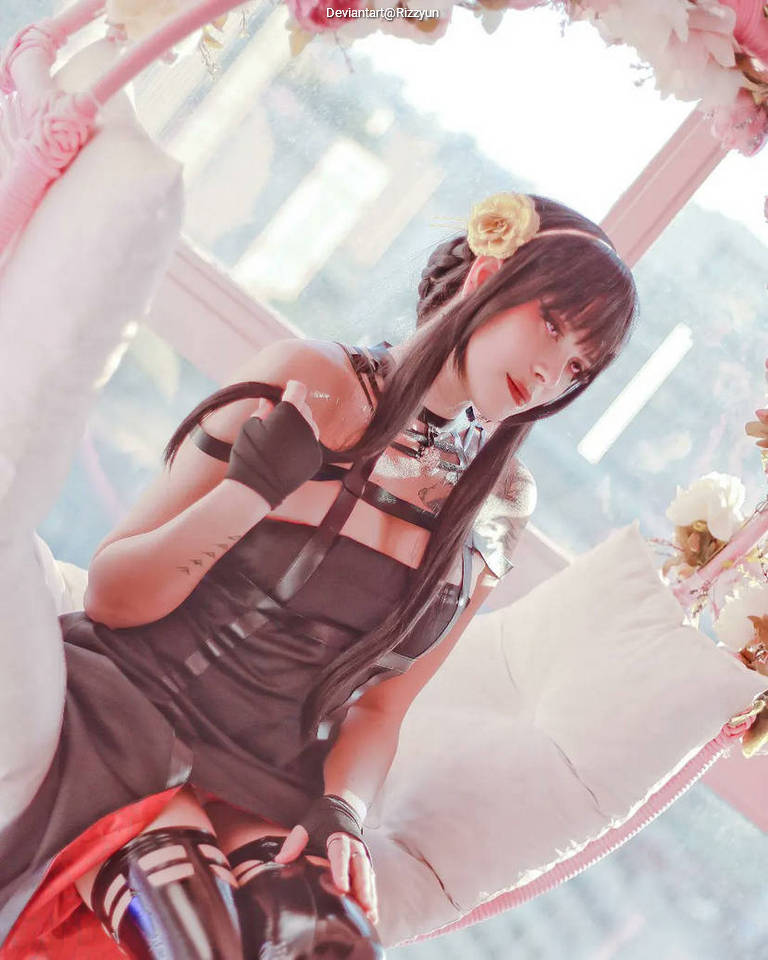 Spy × Family - Yor Forger (Thorn Princess) Cosplay full body portrait