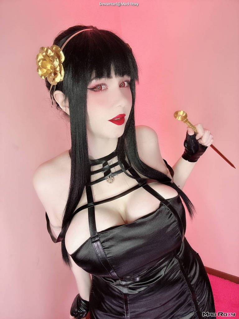 Spy × Family - Yor Forger (Thorn Princess) Cosplay full body portrait