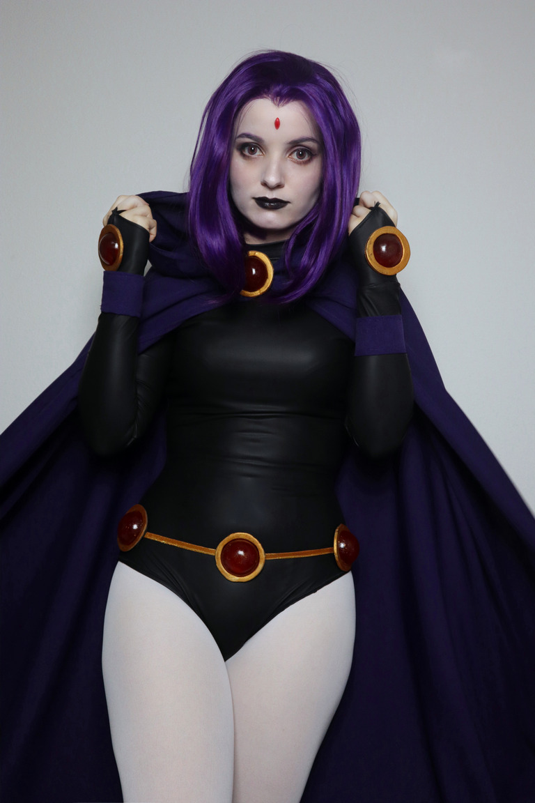 Teen Titans - Raven (Rachel Roth) Cosplay full body portrait