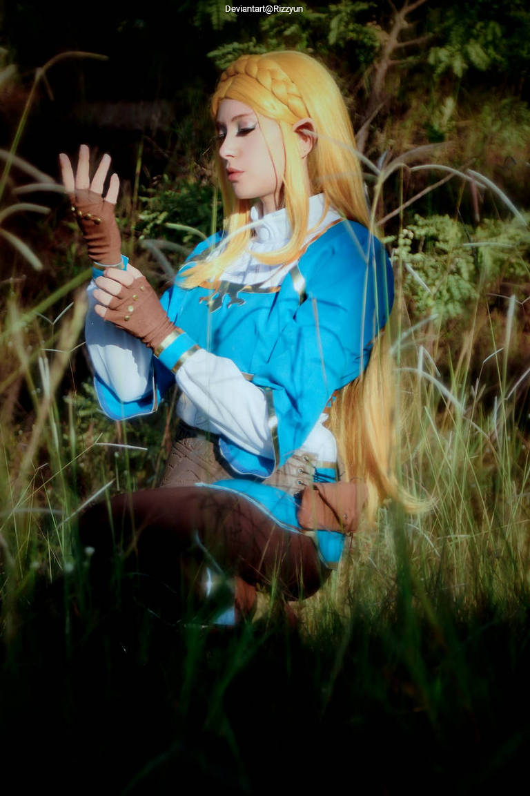 The Legend of Zelda - Breath of the Wild - Princess Zelda Cosplay full body character photo