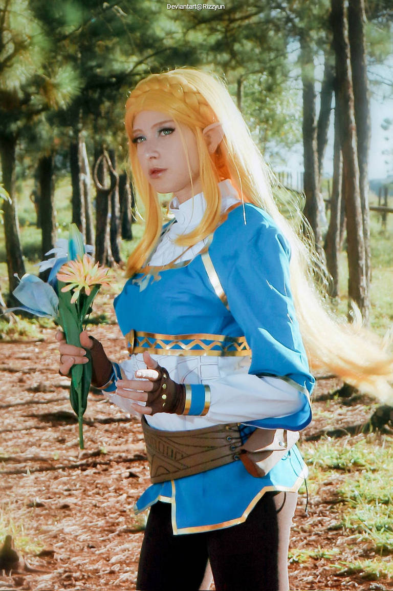 The Legend of Zelda - Breath of the Wild - Princess Zelda Cosplay full body portrait