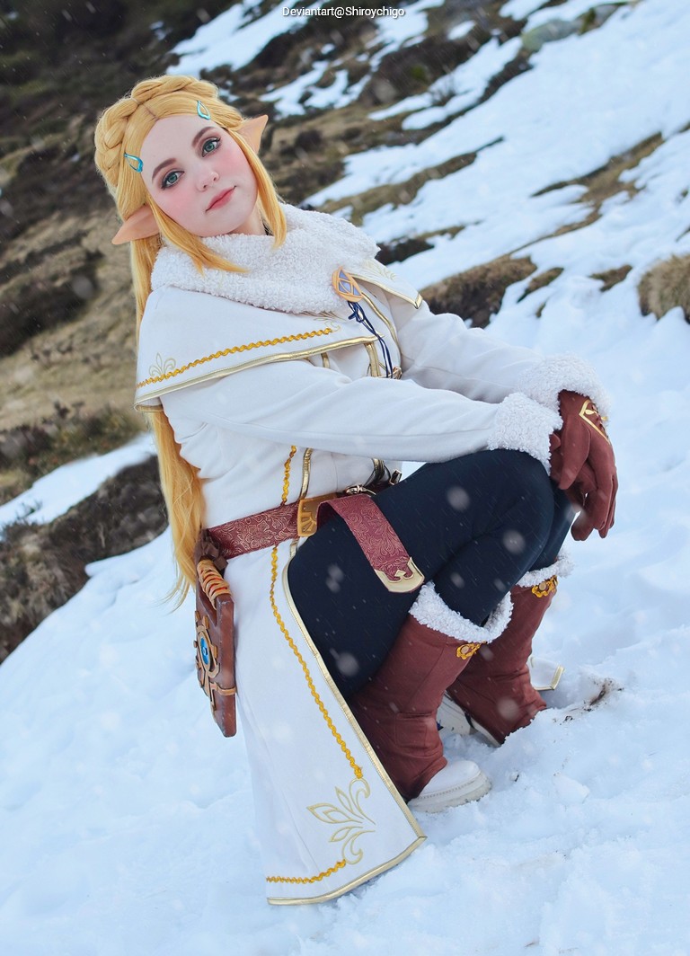 The Legend of Zelda - Breath of the Wild - Princess Zelda (Winter) Cosplay full body portrait