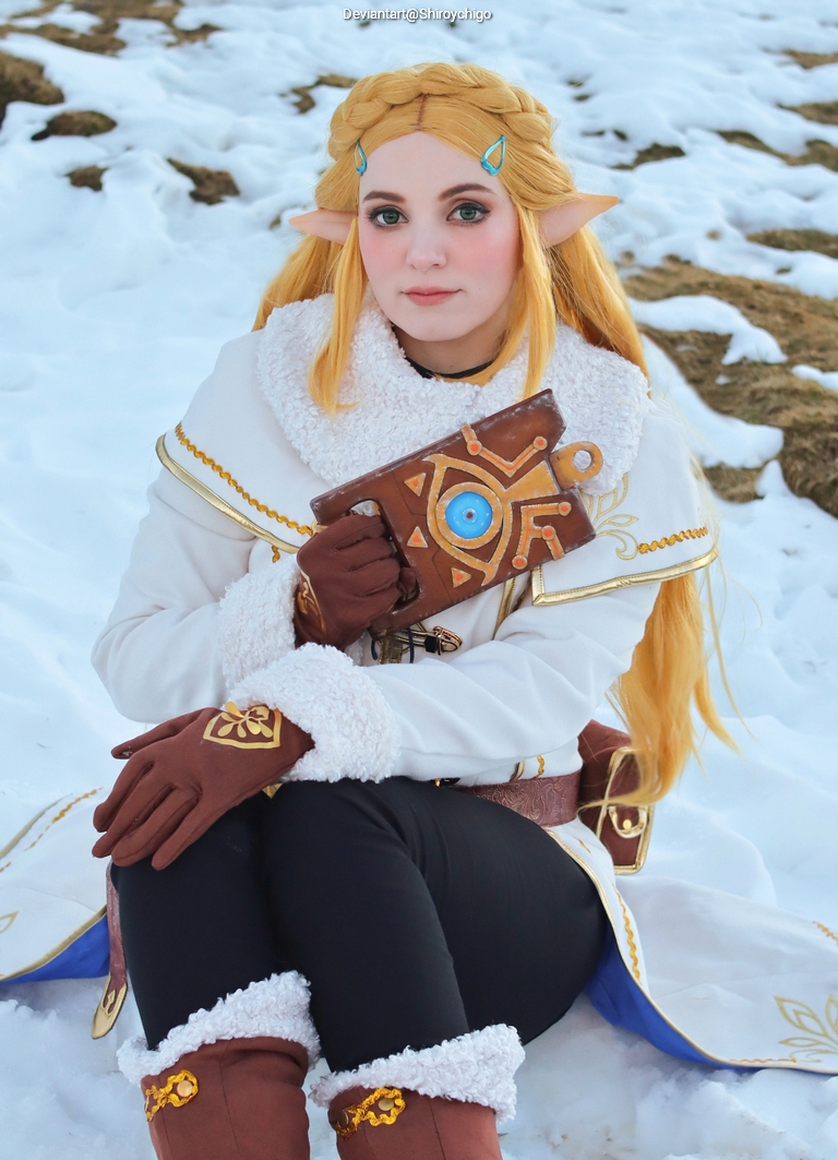 The Legend of Zelda - Breath of the Wild - Princess Zelda (Winter) Cosplay full length photo