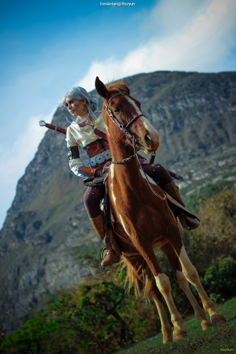 The Witcher 3 - Wild Hunt - Ciri (Cirilla Fiona Elen Riannon) Cosplay full length photo