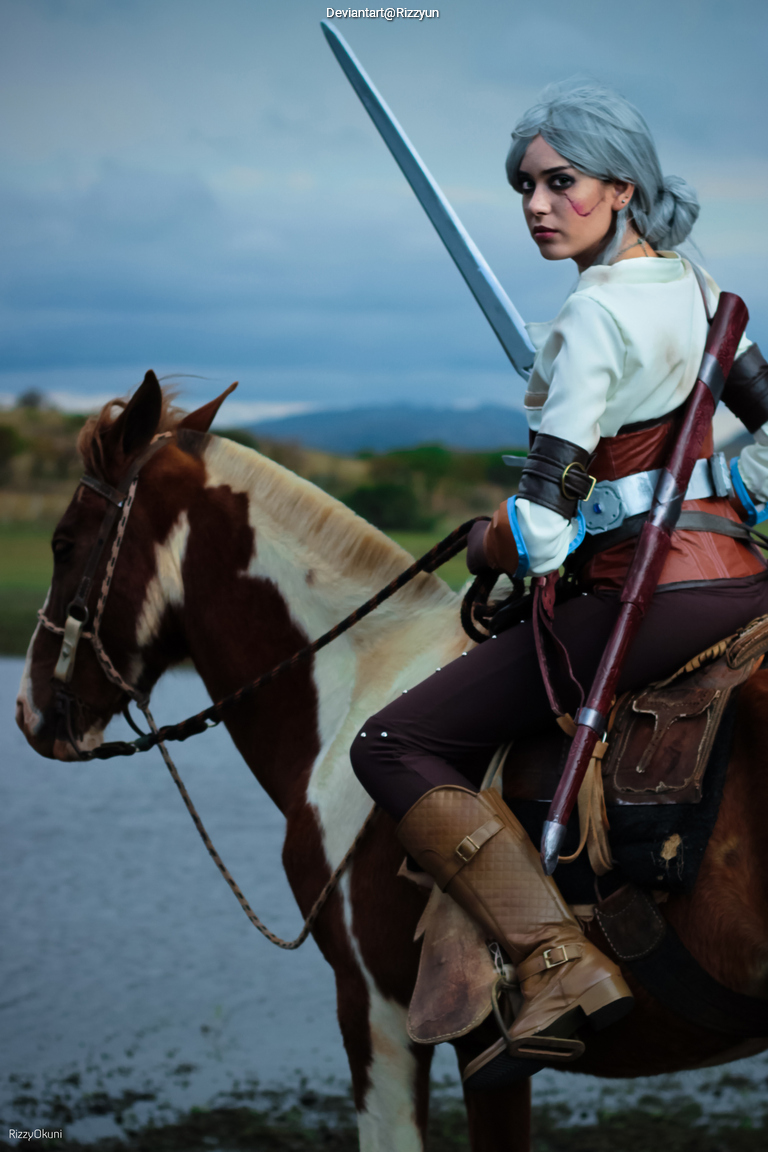The Witcher 3 - Wild Hunt - Ciri (Cirilla Fiona Elen Riannon) Cosplay full body character photo