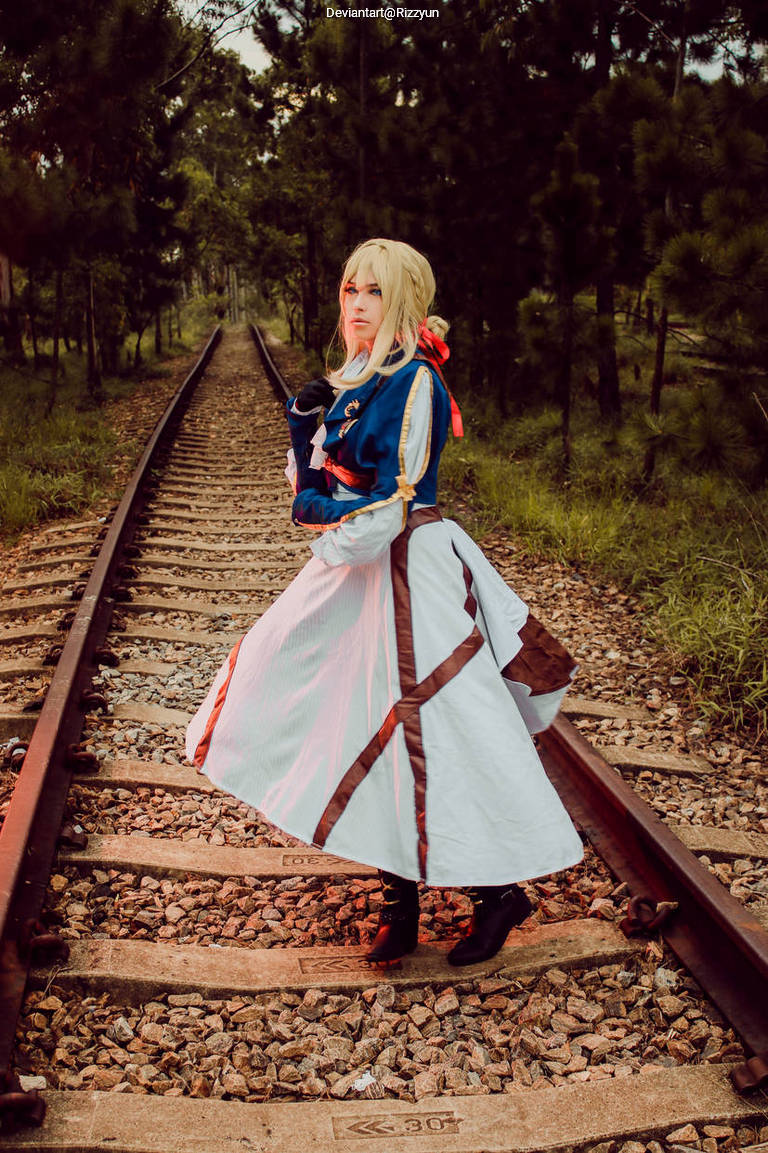 Violet Evergarden - Violet Evergarden Cosplay full length photo