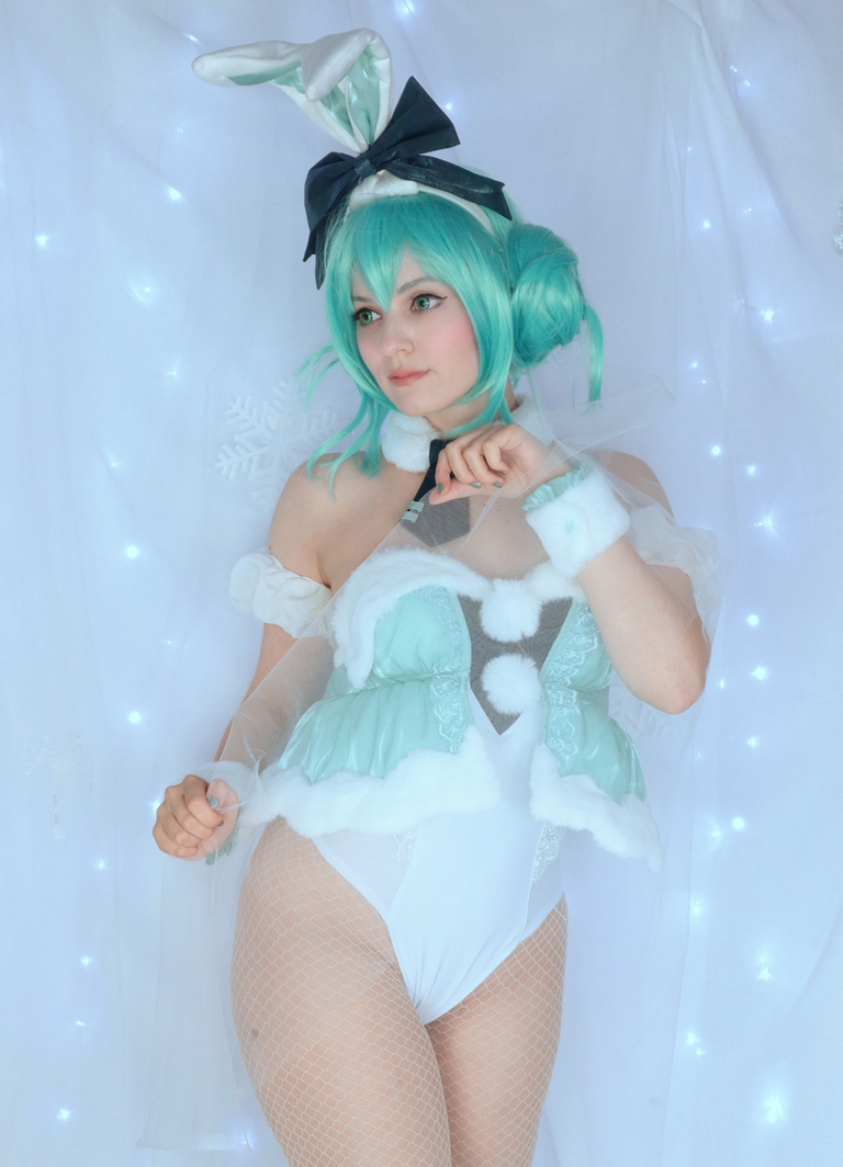 Vocaloid - Hatsune Miku (Bunny) Cosplay full body portrait