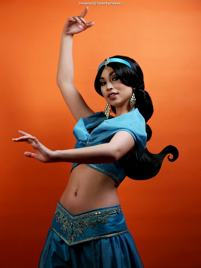 Aladdin - Princess Jasmine Cosplay full length photo