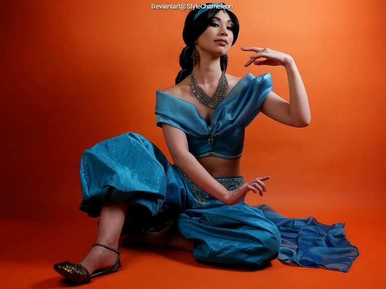 Aladdin - Princess Jasmine Cosplay full body portrait