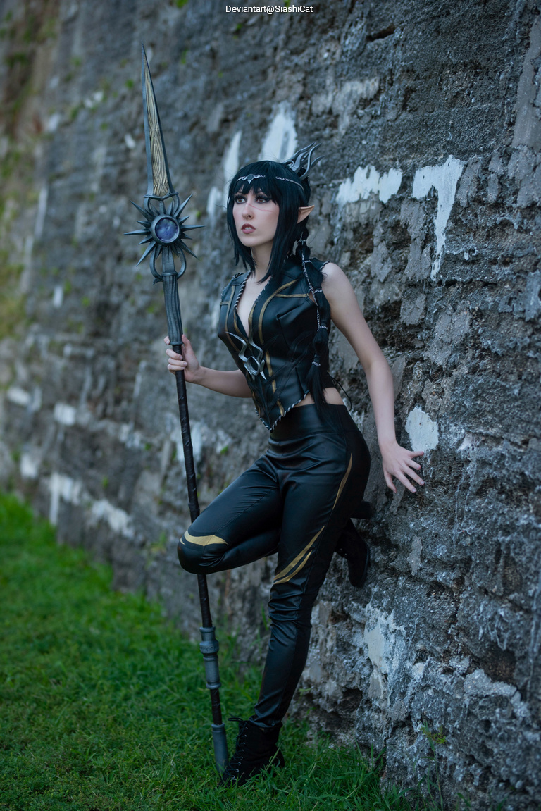 Baldurs Gate 3 - Shadowheart (Jenevelle Hallowleaf) Cosplay full length photo