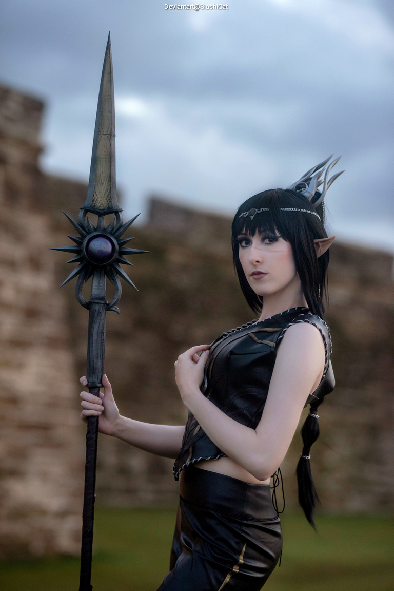 Baldurs Gate 3 - Shadowheart (Jenevelle Hallowleaf) Cosplay full body portrait