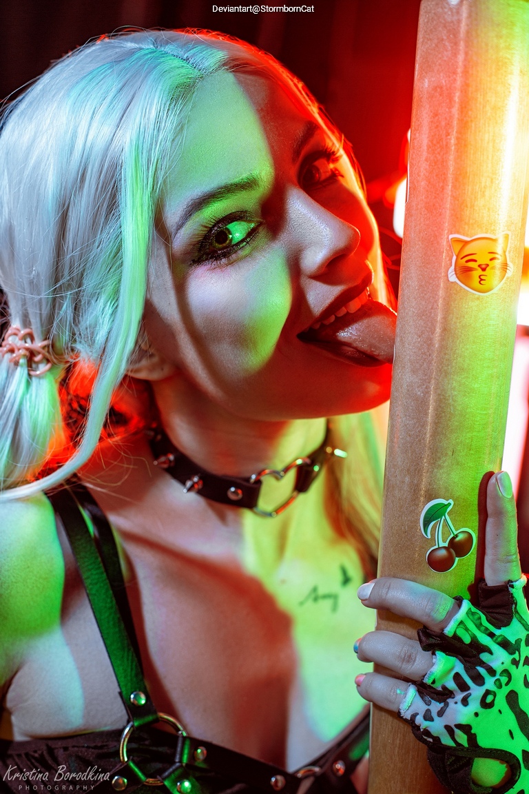 Batman - Arkham Knight - Harley Quinn (Harleen Frances Quinzel) Cosplay costume showcase portrait