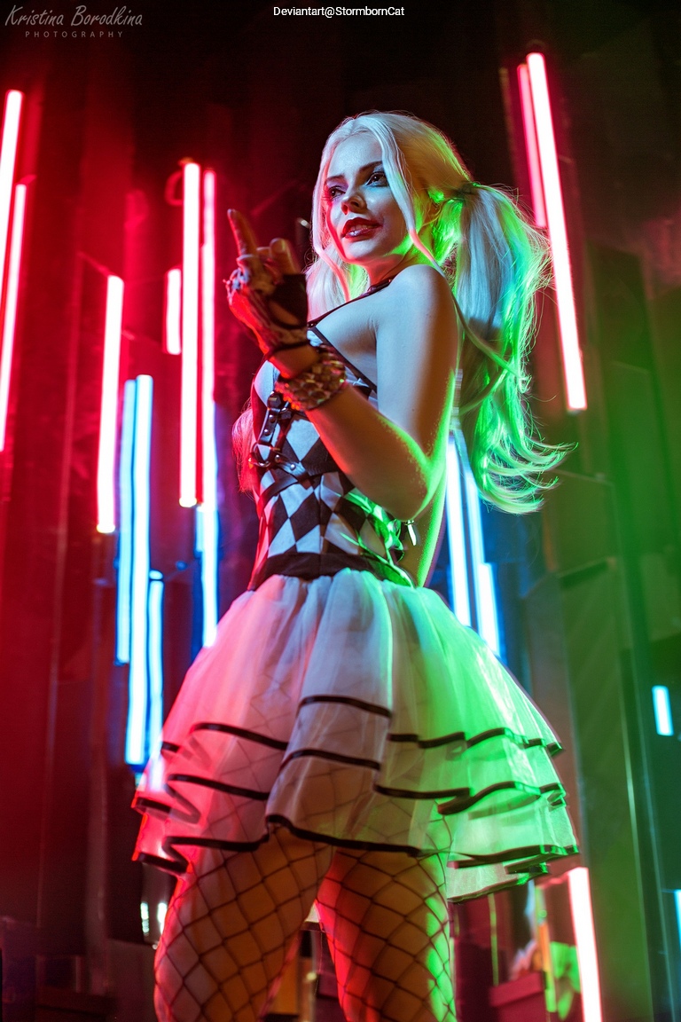 Batman - Arkham Knight - Harley Quinn (Harleen Frances Quinzel) Cosplay full body portrait