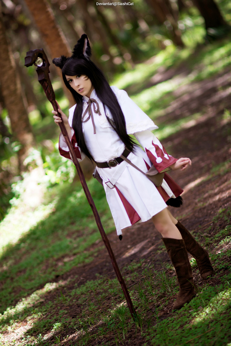 Final Fantasy 14 - Miqote (White Mage) Cosplay full length photo