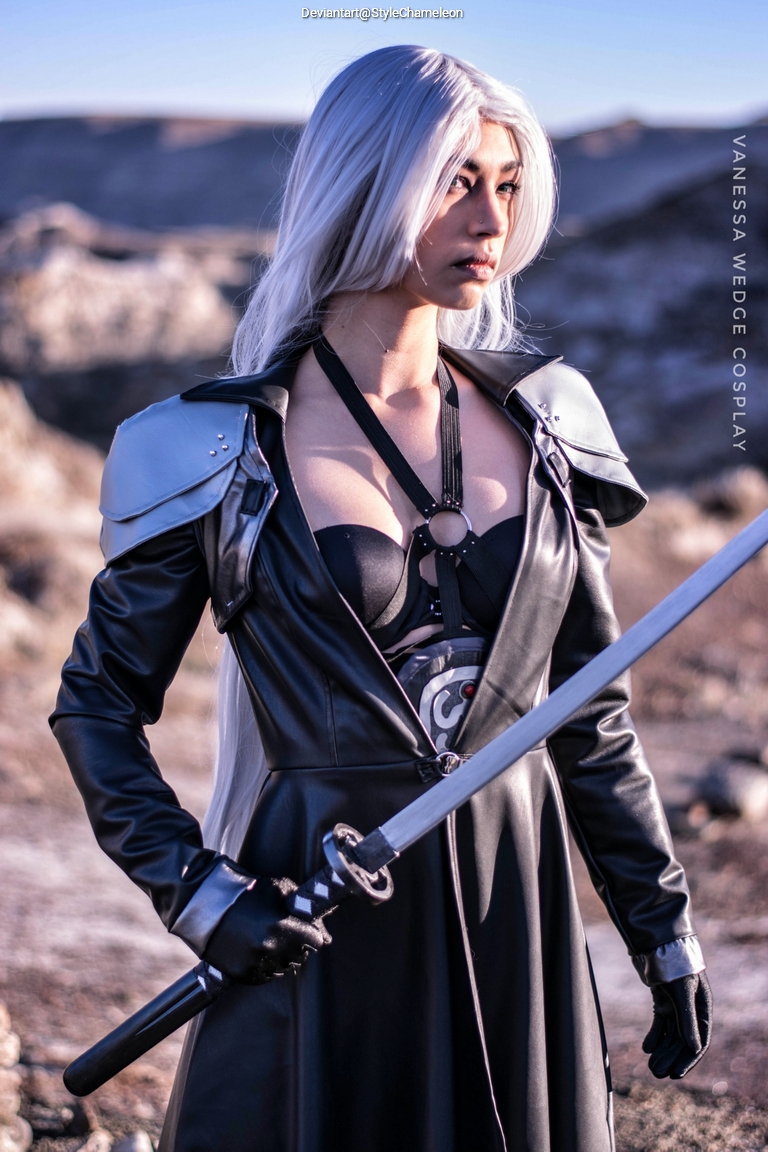 Final Fantasy 7 - Sephiroth (One-Winged Angel) (Female) Cosplay costume showcase portrait