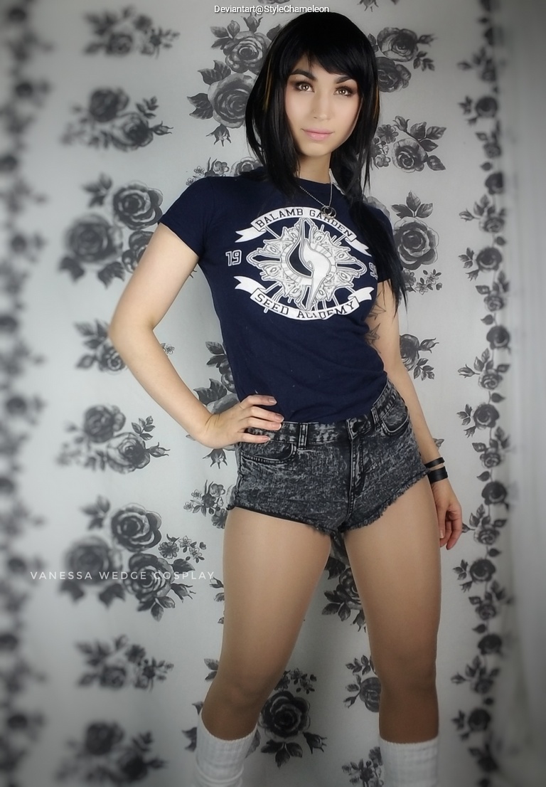 Final Fantasy 8 - Rinoa Heartilly (T-Shirt) (Concept) Cosplay full body portrait