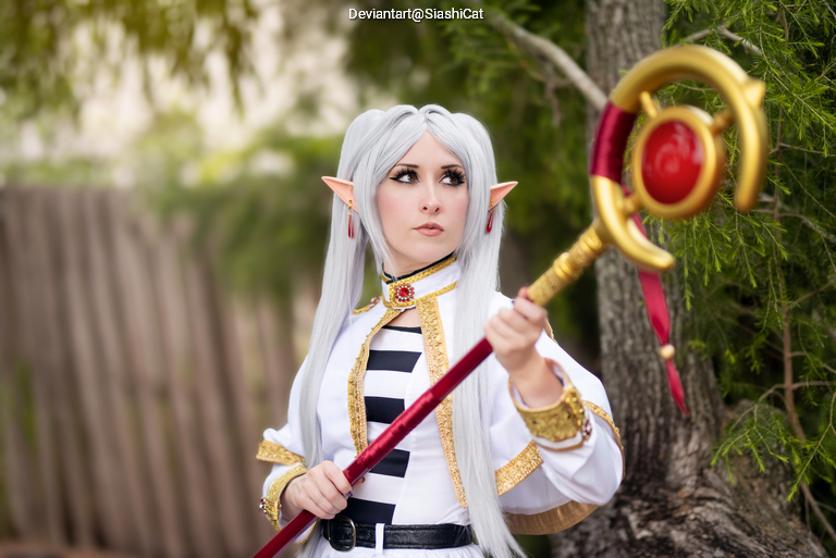 Frieren - Beyond Journeys End - Frieren (The Slayer) Cosplay full body portrait