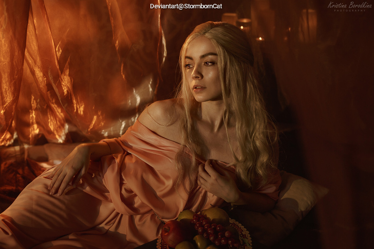 Game of Thrones - Daenerys Targaryen Cosplay full length character portrait